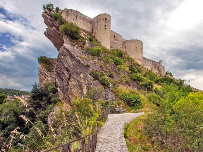 Kastil Roccascalegna di Italia Selatan dan Masa Lalunya yang Suram