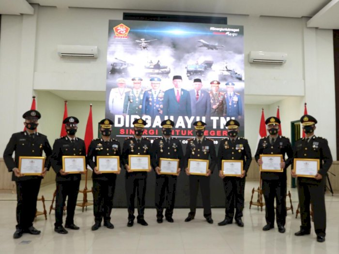 HUT TNI ke-75, Pangdam Jaya Kok Malah Kasih Penghargaan ke Polda Metro?