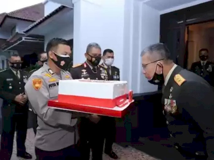 Rayakan HUT TNI ke-75, Kapolda Sumut Beri Kejutan untuk Pangdam I/Bukitbarisan