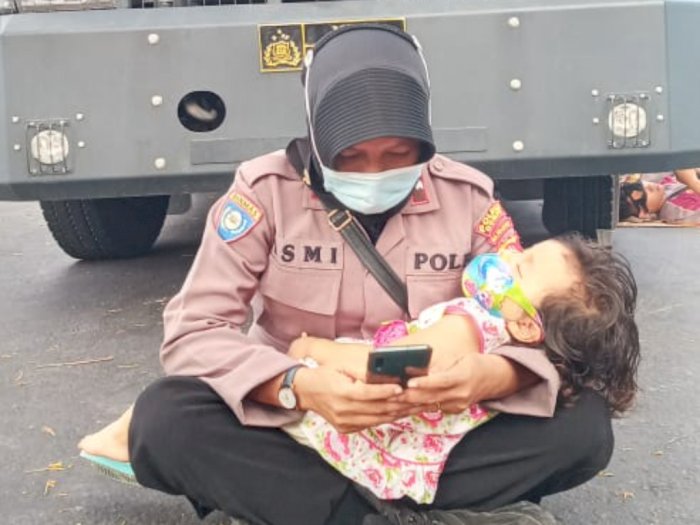 Viral Polwan Gendong Anak saat Jaga Demo Pilkada di Dompu, Begini Kisahnya