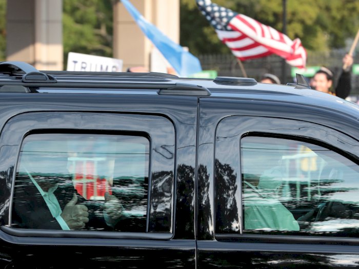 FOTO: Presiden Donald Trump Sapa Pendukung Tanpa Keluar Mobil