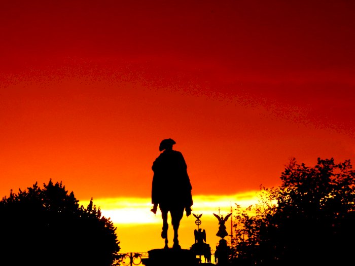 FOTO: Melihat Matahari Terbenam di Belakang Patung Berkuda Frederick the Great
