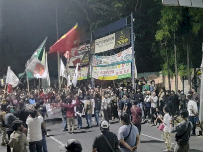 Demo Mahasiswa Tolak UU Omnibus Law di Banten Berujung Ricuh