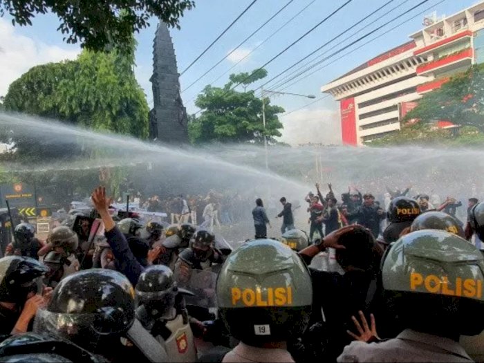 Aksi Demo Tolak UU Cipta Kerja di Semarang Rusuh, Polisi Bubarkan Pakai Water Cannon