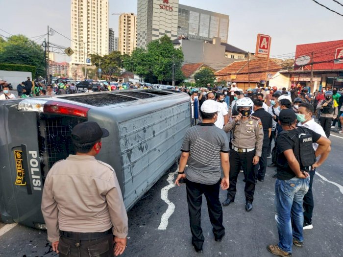 Rusuh di Jakarta Pusat, 1 Mobil Polisi Dirusak Massa