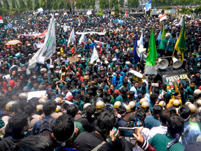 Tuntutan Tak Terpenuhi, Aksi Massa Tolak UU Cipta Kerja di Lampung Berakhir Ricuh