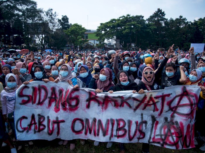 FOTO: Aksi Buruh Sukabumi Tolak UU Cipta Kerja