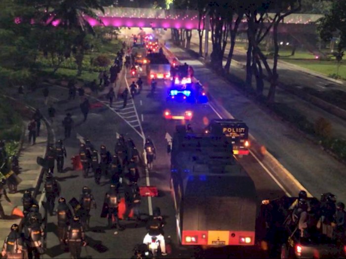 Pecah, Bentrok Polisi Vs Massa Demonstran di Kolong Semanggi Malam Ini