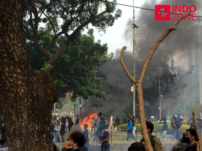 Dilarang Demo di Istana, Massa Bakar Pos Polisi di Medan Merdeka, Ditembak Gas Air Mata