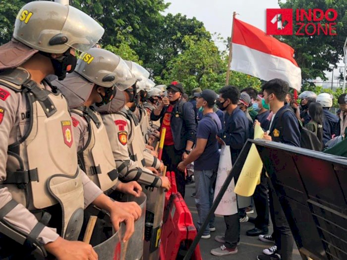 Massa Mahasiswa Gelar Demo di Sekitar DPR, Sempat Saling Dorong dengan Polisi