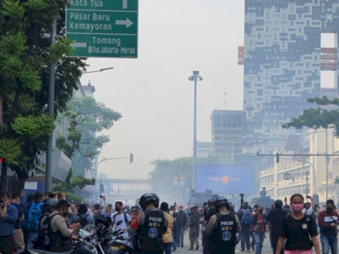 Aksi Unjuk Rasa di Simpang Harmoni Ricuh, Polisi Tembak Gas Air Mata