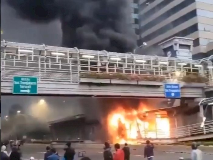 Halte Transjakarta Sarinah dan Pos Polisi Tugu Tani Dibakar Demonstran