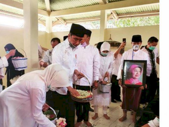 Demo di Mana-mana, Jokowi Ziarah ke Makam Ibu-Bapaknya, Nginap di Istana Jogja Naik Alpard