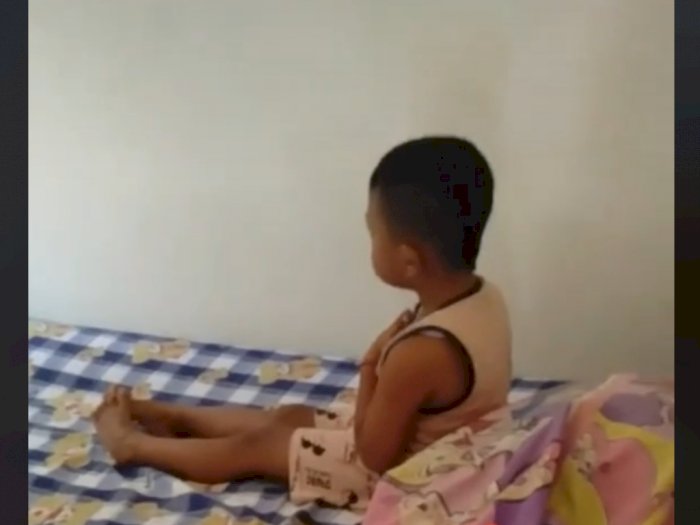 Viral Bocah Laki-laki Ketauan sedang Pandangi dan Peluk Foto Ayahnya, Netizen Terharu