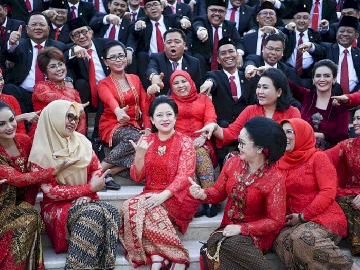 Foto Pelantikan Jadi Meme Puan Maharani Matikan Mic, Seluruh Anggota DPR Tunjuk Puan