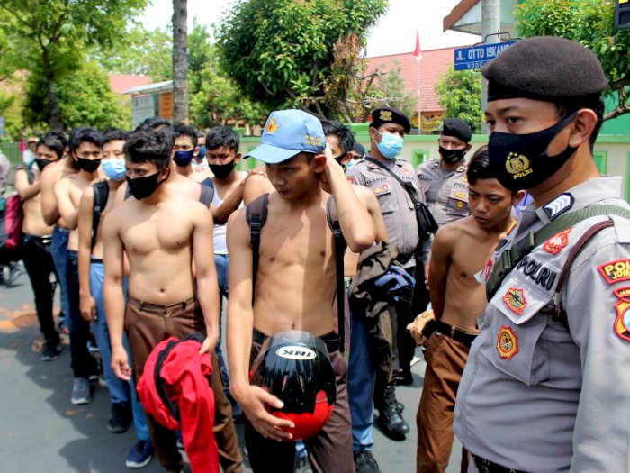 FOTO: Pelajar Diamankan Polisi Saat Hendak Ikut Demo