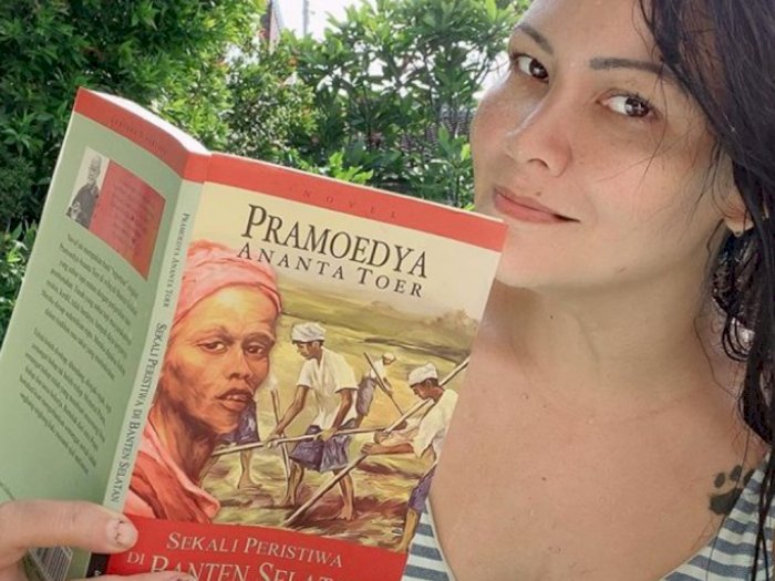 Pendemo Ditangkap Alat Buktinya Buku, Sindiran Melanie Subono: Okeh Moco Ben Ora Tolol!