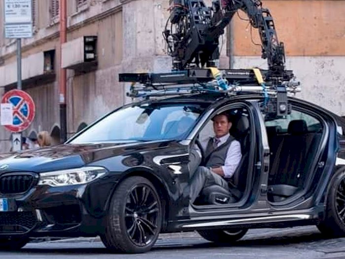 Tom Cruise Terlihat Mengendarai BMW M5 Tanpa Pintu Saat Syuting Film MI7!
