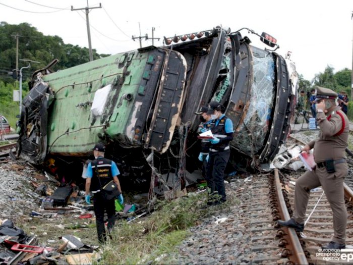 Kecelakaan Bus dan Kereta Api di Thailand Renggut 20 Nyawa