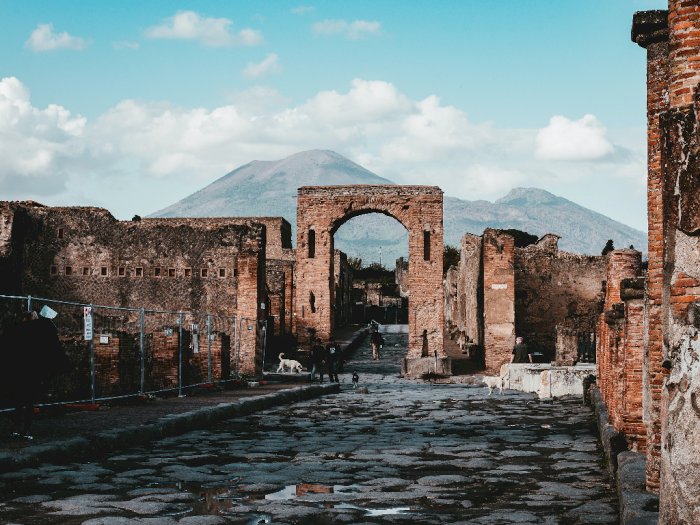 Akui Terkena Kutukan, Turis Pencuri Artefak dari Pompeii Kembalikan Barang Curian