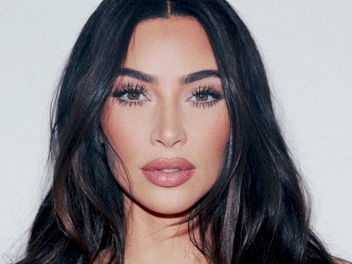 Kim Kardashian Pamerkan Rambut Kuncir Kuda yang Panjang