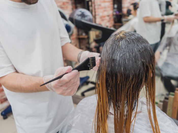 Dapatkan Hasil Seperti ke Salon, Berikut 5 Kesalahan Harus Dihindari saat Mewarnai Rambut