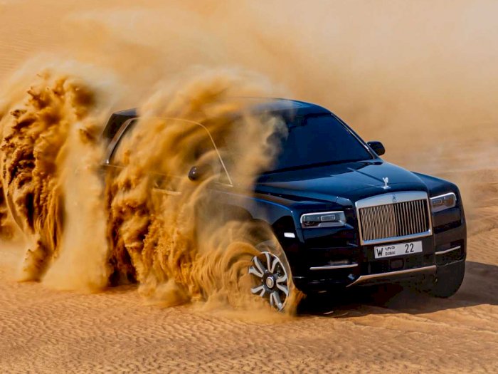 Melihat Mobil Rolls-Royce Cullinan Saat Menerjang Padang Pasir di Dubai