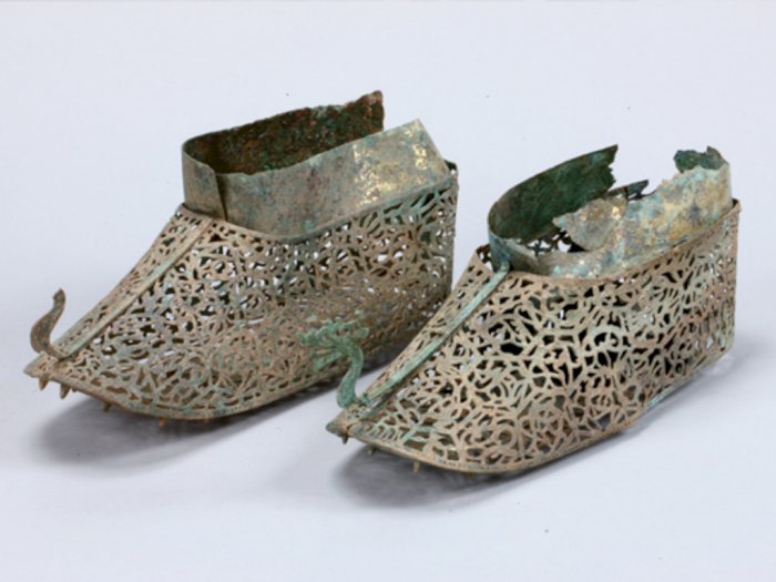 Penemuan Sepatu Tertua Berbalut Emas Berusia 1500 Tahun di Korea Selatan