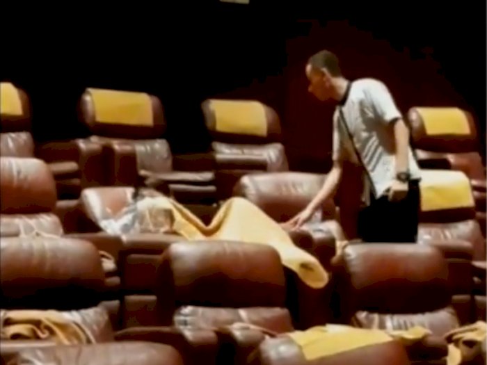 Viral Pria Ketiduran di Kursi Bioskop, Terkejut saat Dibangunkan 