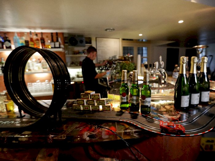 Menarik! Bartender di Ceko Ini Modifikasi Area Bar Jadi Lintasan Mobil Listrik