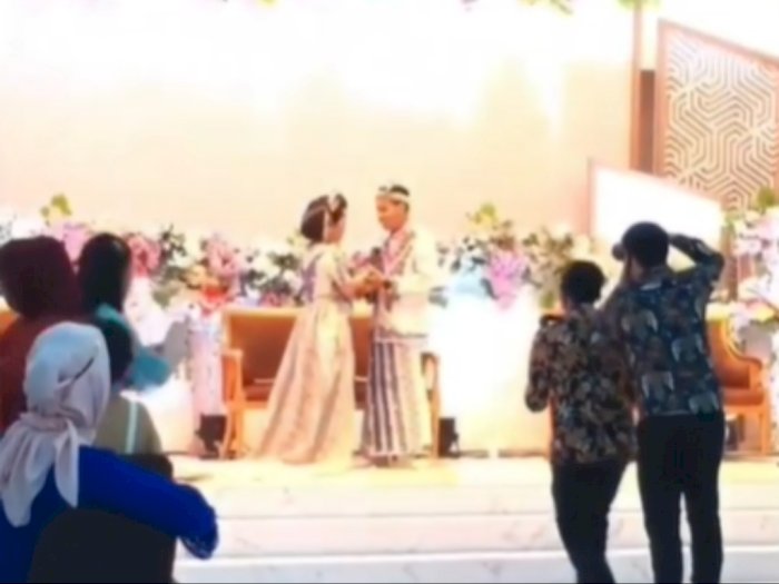 Viral Pengantin Pria 'Sosor' Istri saat Sesi Pemotretan, Netizen: Sabar Bang Jago!