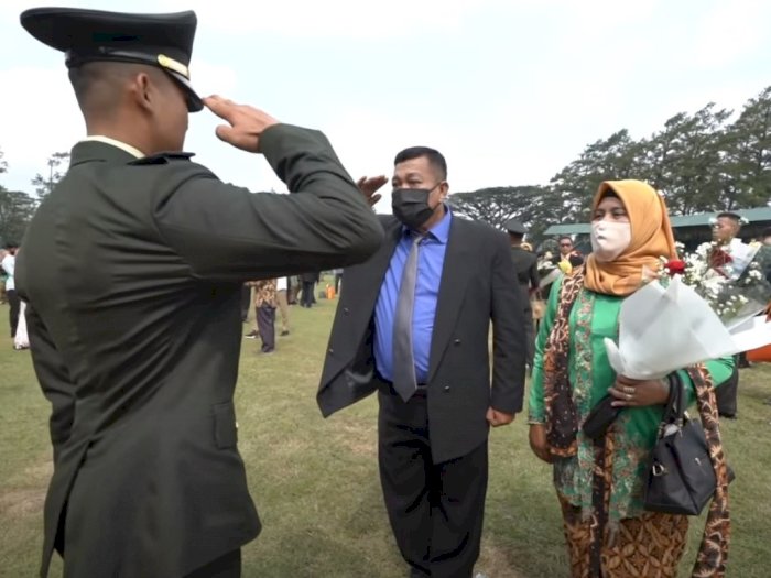 Haru! Pria Pangkat Serda Ini Beri Hormat ke Anaknya yang Jadi Perwira: Anakku Komandanku