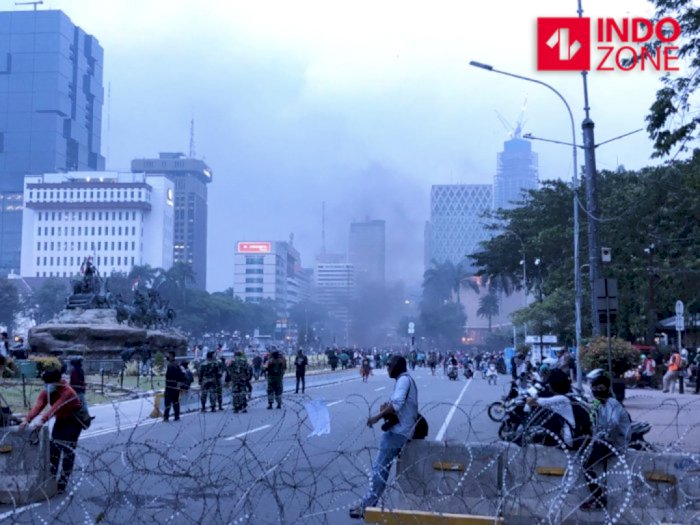 Pasca Demo Omnibus Law di Jakarta, Massa Mulai Melakukan Aksi Bakar-bakar