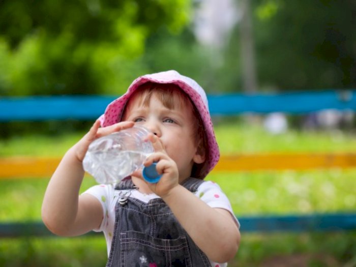 Kapan Bayi Dibolehkan Minum Air Putih?