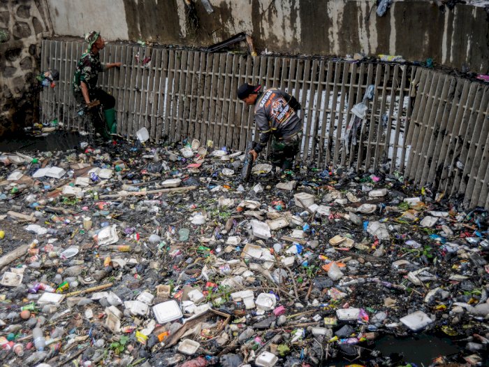 FOTO: Pembersihan Sampah di Kolam Retensi Cieunteung