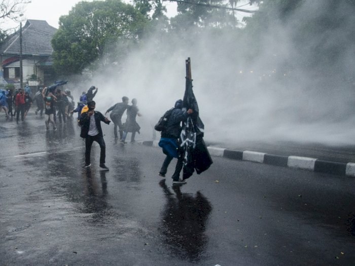 FOTO: Ricuh Aksi Tolak Omnibus Law di Bandung
