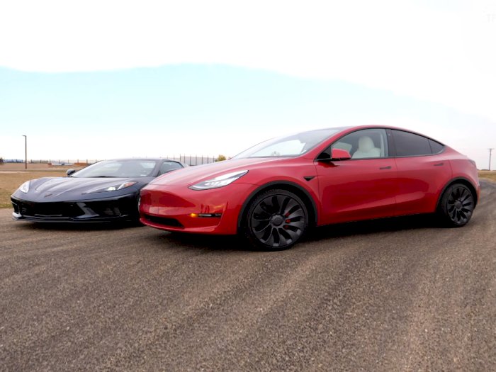 Melihat Drag Race Antara Chevrolet Corvette Stingray dengan Tesla Model Y!