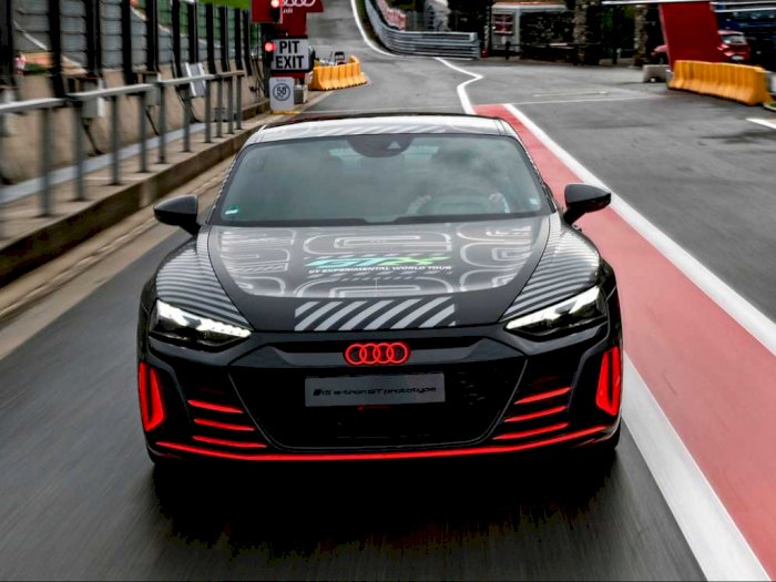 Melihat Tampilan Audi RS E-Tron GT Saat Bersama Keluarga R8 LMS di Sirkuit Spa