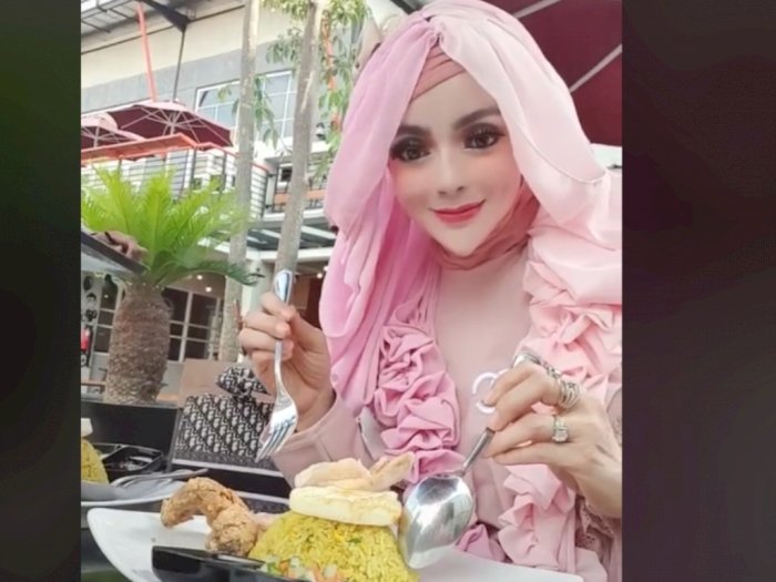 Viral Cewek Mirip Barbie Makan Nasi Kuning, Netizen Salfok ke Salah Satu Bagian Wajahnya