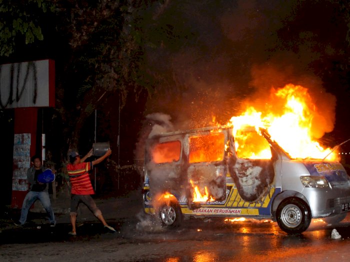 FOTO: Mobil Ambulans Dibakar Pengunjuk Rasa di Makassar