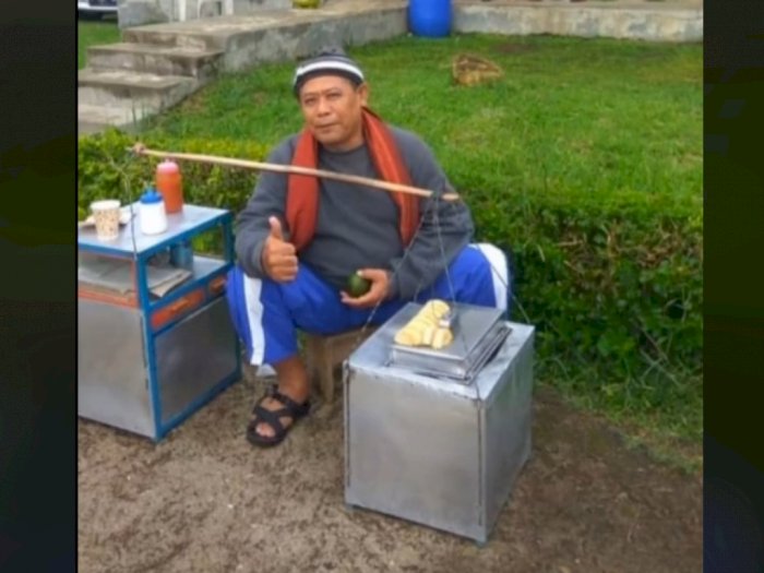 Meski Jualan Kue Pancong, Ayah Ini Selalu Wujudkan Keinginan Anaknya, Bikin Netizen Nangis