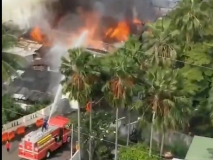 Kebakaran Terjadi di Dekat Lapangan Parkir Mal Senayan City