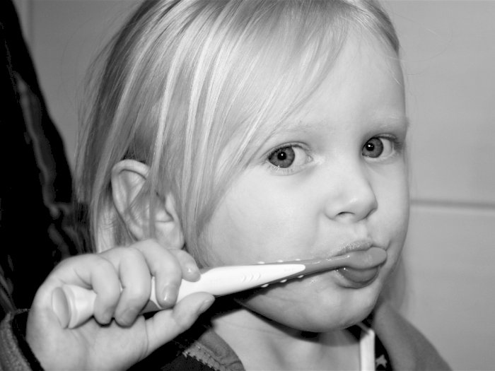 5 Cara yang Harus Orangtua Lakukan untuk Mengajak Anak Menyikat Gigi