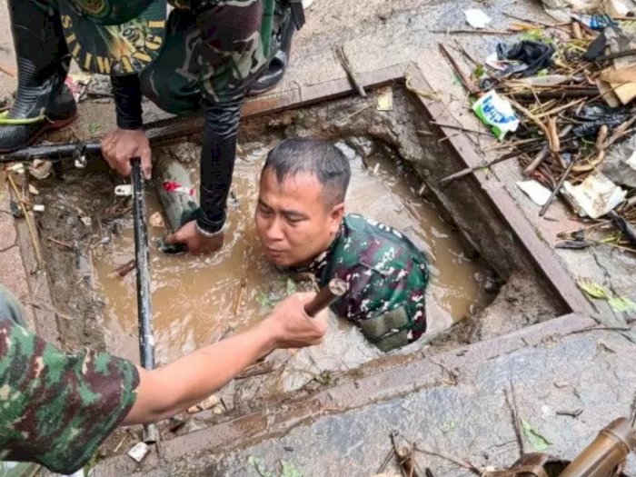 Salut! Demi Bersihkan Sampah, Anggota TNI di Sumedang Rela Selami Parit