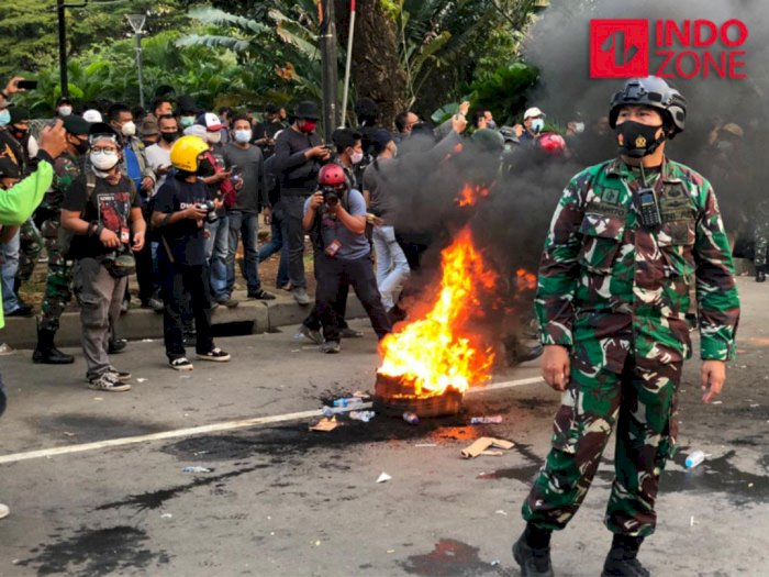 TNI Turun Tangan, Massa yang Sempat Lempari Petugas di Patung Kuda Dibubarkan