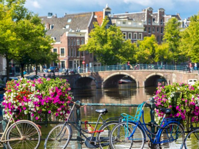 Amsterdam Pakai Bunga Guna Cegah Warga Parkir Sepeda di Pagar Jembatan