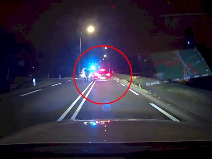 Melihat Mobil Polisi Melaju dengan Kecepatan 239 Km/H untuk Kejar Pengendara VW Golf!