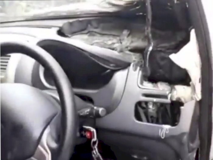 Hati-hati Letakkan Mancis dalam Mobil, Dashboard Kendaraan Wanita Ini Hangus Terbakar 