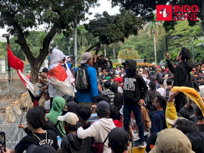 Terjadi Aksi Pelemparan Massa ke Arah Polisi saat Demo Jakarta Sore Ini