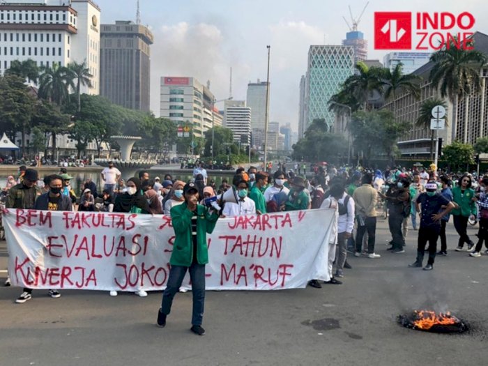 Demo Omnibus Law di Jakarta, Massa Lakukan Orasi hingga Bakar Ban